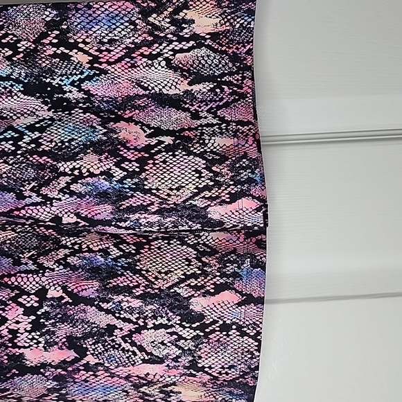 SHORTS CUT THE FRILLS WOMAN'S ATHLETIC SHORTS. - Picture 3 of 6